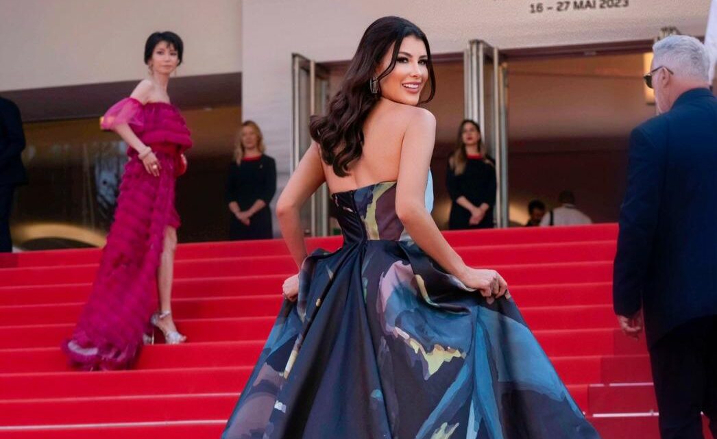 Vestido assinado por marca brasileira é destaque no tapete vermelho de Cannes, usado pela atriz Priscila Vaz